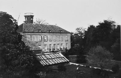 <p>Foto van de achterzijde van het huis, gemaakt in de tweede helft van de 19e eeuw (Huisarchief Huis Sevenaer).</p>
